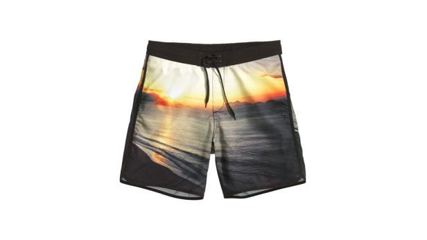 Eine Badeshorts mit einem Sonnenuntergang über dem Meer als Motiv.