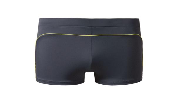 Eine graue Badehose mit gelben Zierstreifen, von hinten fotografiert.