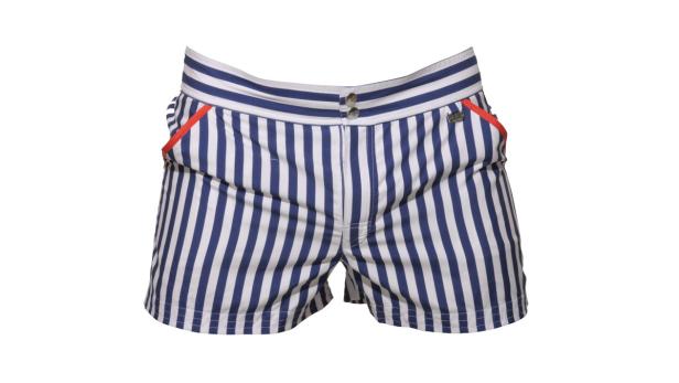 Eine Badehose mit blau-weißen Streifen und roten Akzenten.