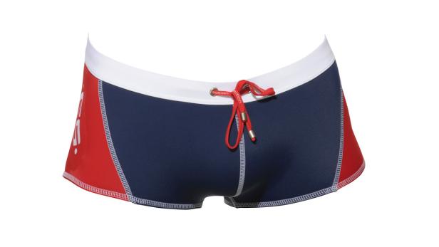 Eine blaue Herren-Badehose mit roten Seiten und weißem Bund.