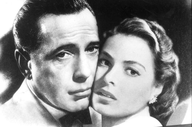 Humphrey Bogart und Ingrid Bergman in einer Nahaufnahme.