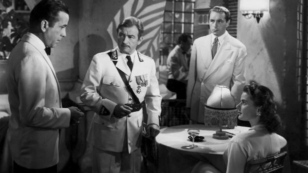 Szene mit Humphrey Bogart, Claude Rains und Ingrid Bergman aus dem Film „Casablanca“.