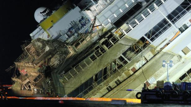 Die Costa Concordia liegt nach dem Kentern auf der Seite.
