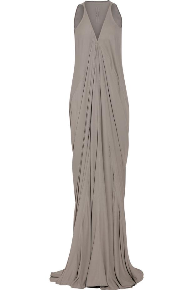 Ein ärmelloses, graues Kleid mit V-Ausschnitt und drapiertem Rock.