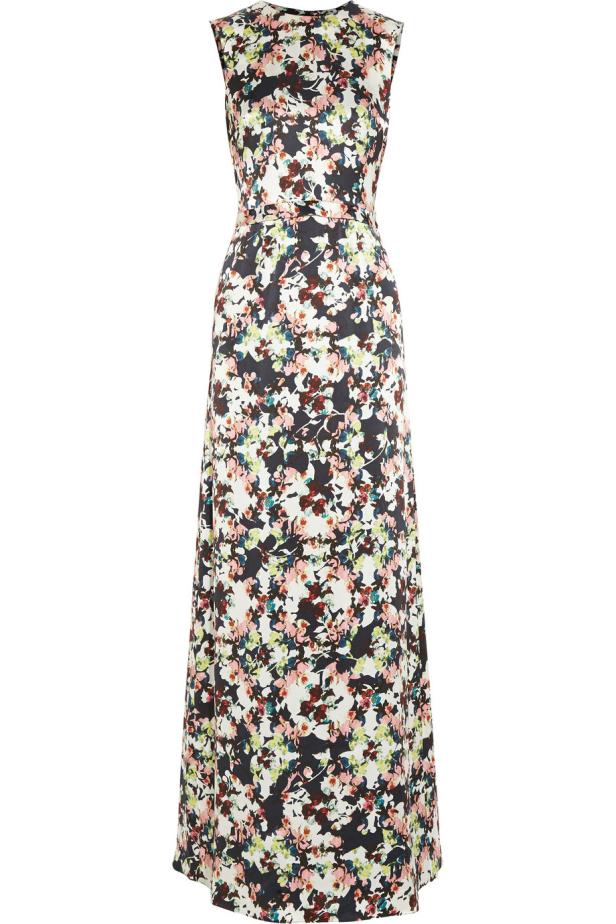 Ein ärmelloses, langes Kleid mit einem Blumenmuster.