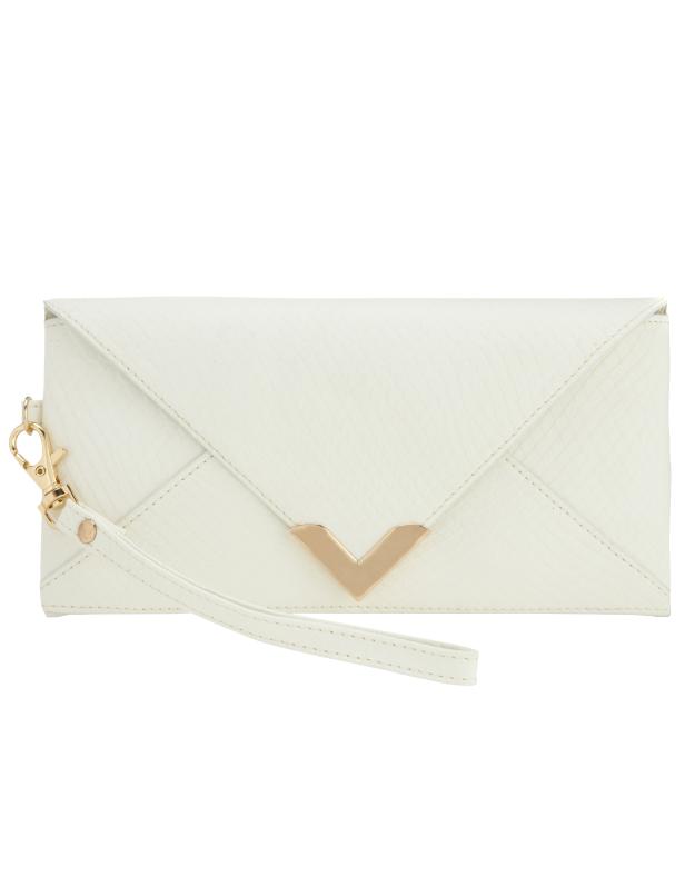 Eine weiße Clutch mit goldenen Akzenten und einer Handschlaufe.