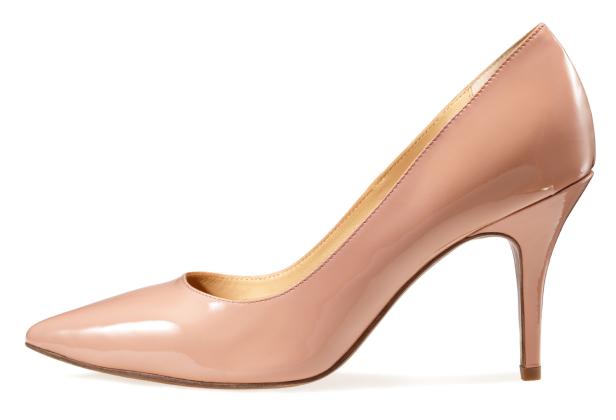 Ein einzelner, rosafarbener, glänzender High Heel auf einem weißen Hintergrund.