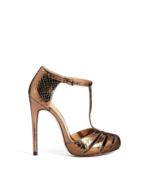 Ein bronzefarbener High-Heel-Schuh mit T-Riemen und Reptilienmuster.