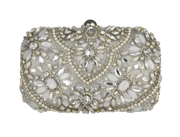Eine mit Perlen und Strasssteinen verzierte Clutch vor einem weißen Hintergrund.