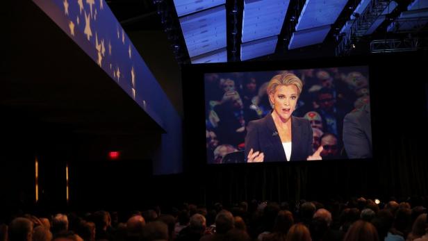 Megyn Kelly spricht auf einer großen Leinwand vor einem Publikum.