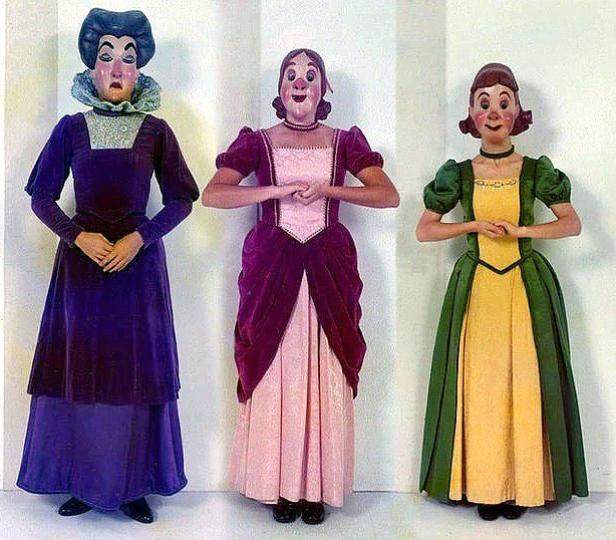 Drei Frauen in Kostümen, die an Charaktere aus dem Film „Cinderella“ erinnern.