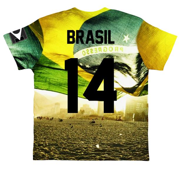 Ein T-Shirt mit der brasilianischen Flagge und der Nummer 14 vor einer Strandszene.