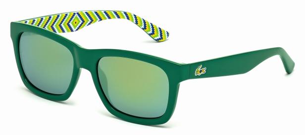 Eine grüne Lacoste-Sonnenbrille mit farbenfrohem Muster an den Bügeln.