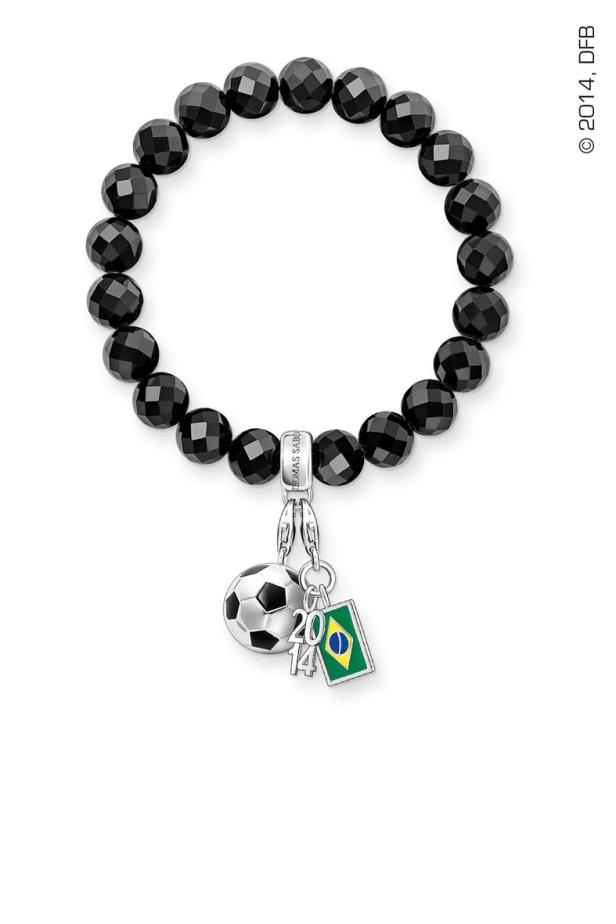 Ein Armband mit schwarzen Perlen und Anhängern zum Thema Fußball-Weltmeisterschaft 2014 in Brasilien.