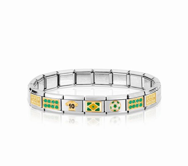 Ein silbernes Armband mit Motiven, die an Brasilien und Fußball erinnern.