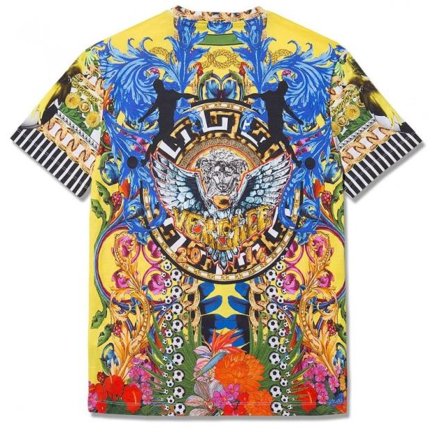 Ein gelbes T-Shirt mit einem Versace-ähnlichen Muster mit Medusa, Flügeln und floralen Elementen.