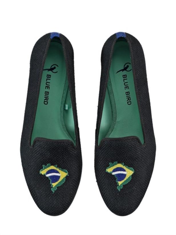 Zwei schwarze Slipper mit der brasilianischen Flagge.