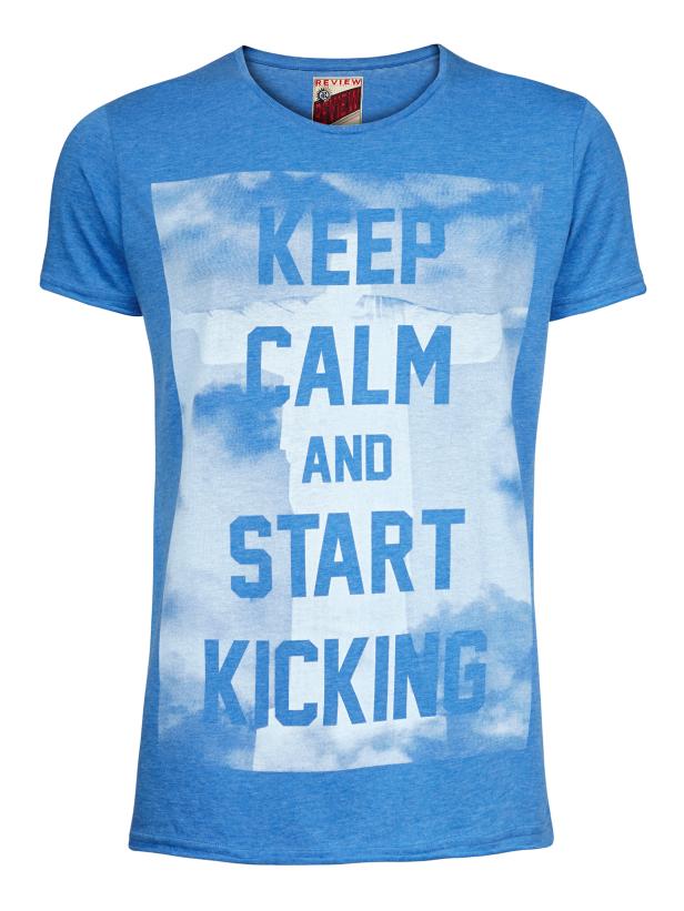 Ein blaues T-Shirt mit dem Aufdruck „Keep Calm and Start Kicking“.
