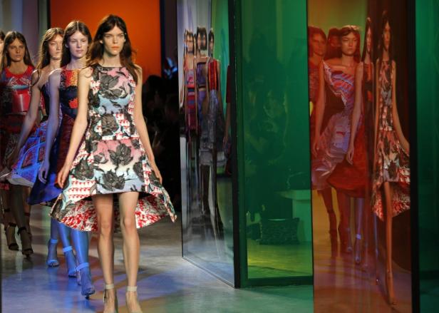 Models präsentieren farbenfrohe Kleider auf einem Laufsteg.