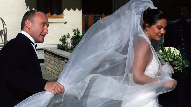 PHIL COLLINS MARRIED ORIANNE CEVEY Phil Collins führt eine Braut mit Schleier zum Altar.