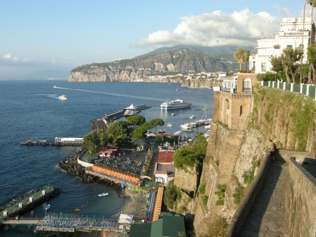 Blick auf die Küstenstadt Sorrent mit Hafen und dem Golf von Neapel.