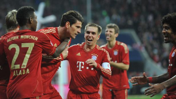 Spieler von Bayern München feiern gemeinsam auf dem Spielfeld.