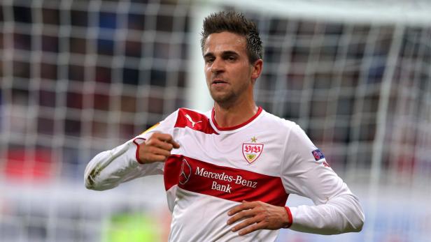Ein Fußballspieler des VfB Stuttgart in einem weißen Trikot mit rotem Brustring.