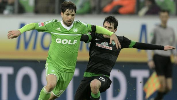 Zwei Fußballspieler kämpfen um den Ball während eines Spiels.