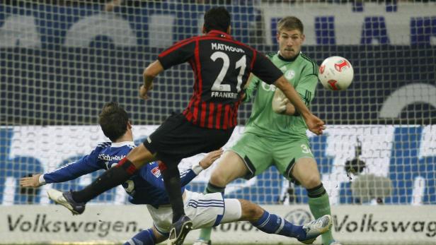 Ein Fußballspiel mit Spielern in blauen, schwarzen und grünen Trikots im Einsatz.
