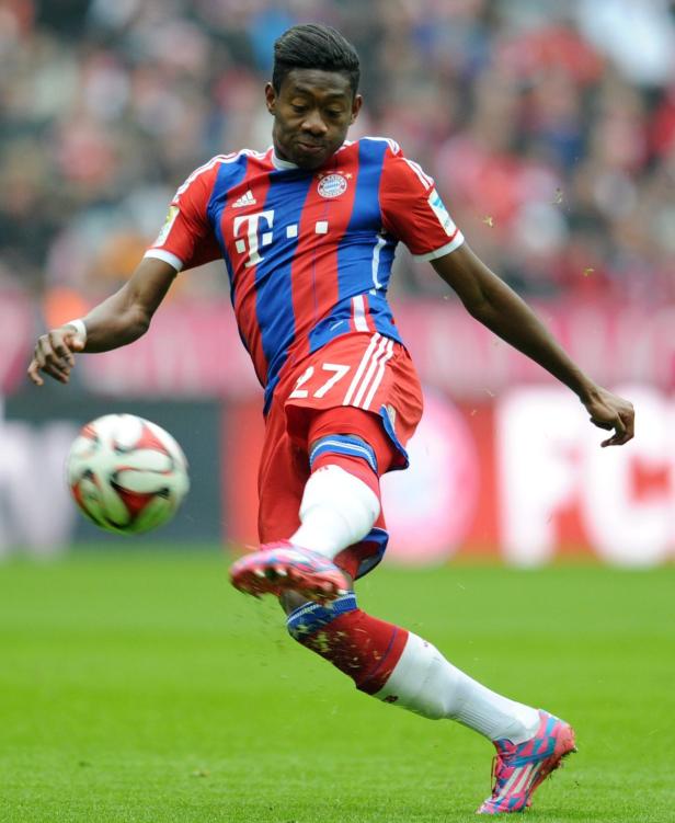 David Alaba von Bayern München schießt einen Fußball.