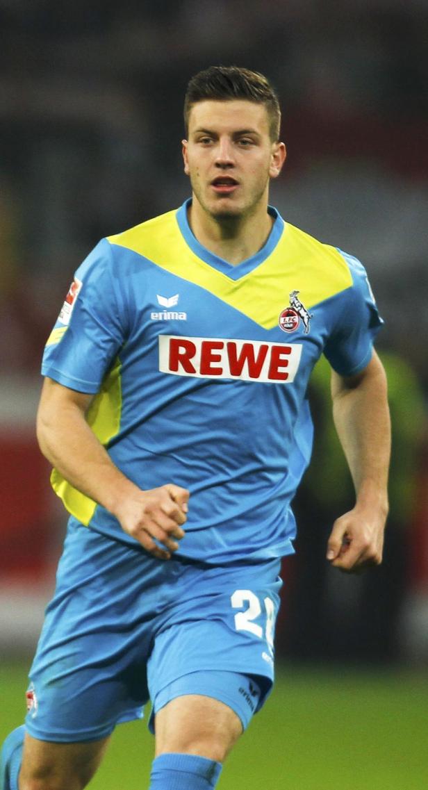 Ein Fußballspieler des 1. FC Köln in blau-gelbem Trikot mit der Nummer 21.