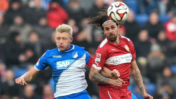 Zwei Fußballspieler kämpfen um den Ball bei einem Bundesligaspiel.