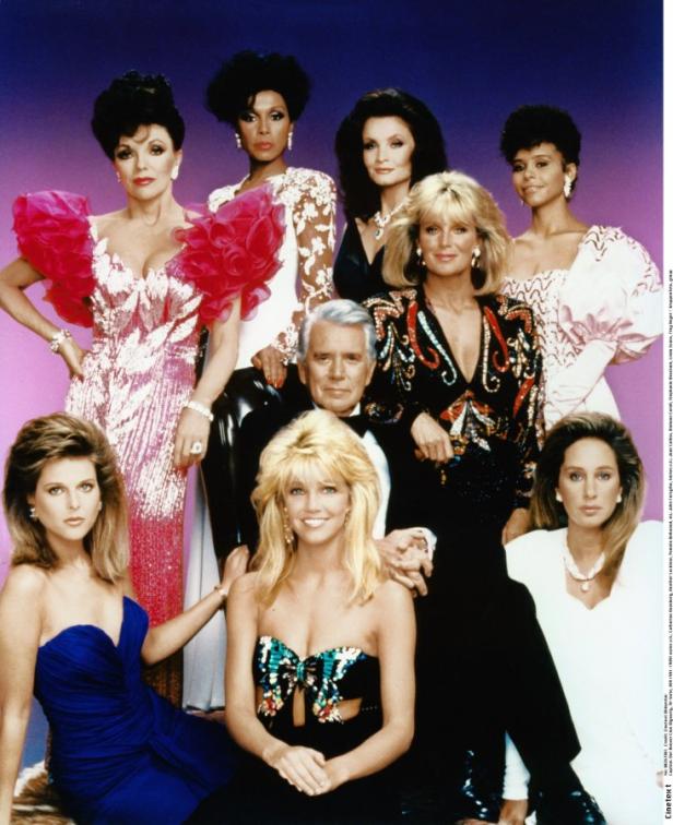 Das Ensemble der Fernsehserie „Der Denver-Clan“ posiert für ein Gruppenfoto.