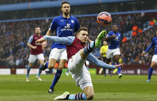Ein Fußballspieler schießt den Ball während eines Fußballspiels.