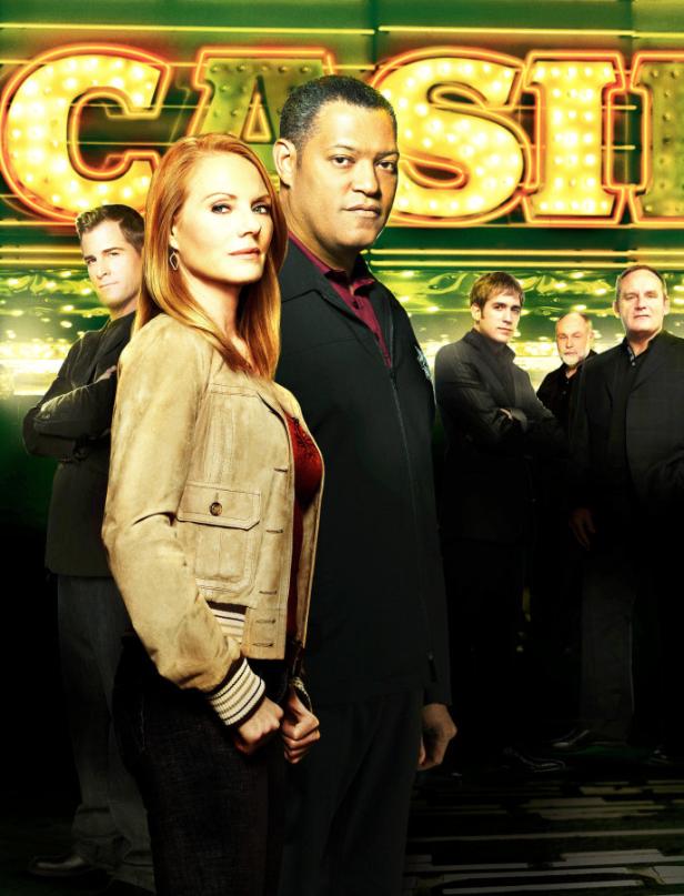 Das Ensemble der Fernsehserie „CSI: Vegas“ posiert vor einem Casino-Schild.