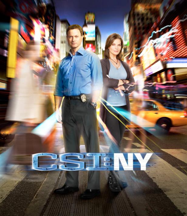 Ein Mann und eine Frau stehen vor dem Hintergrund der New Yorker Skyline, darunter der Schriftzug „CSI: NY“.