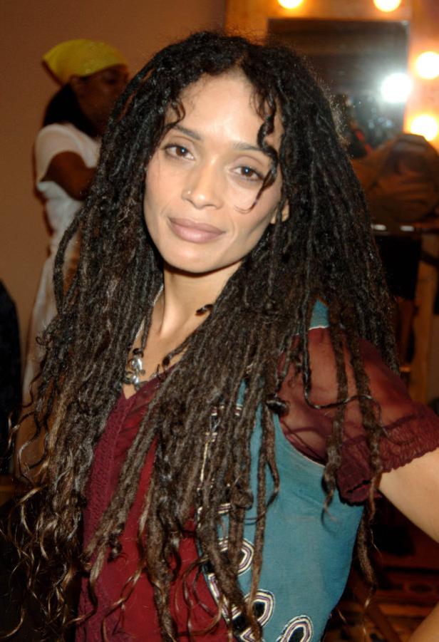Lisa Bonet mit Dreadlocks posiert für ein Porträt.