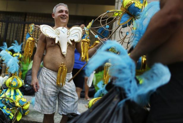 Ein Mann mit einem aufwändigen Elefantenkostüm lächelt.