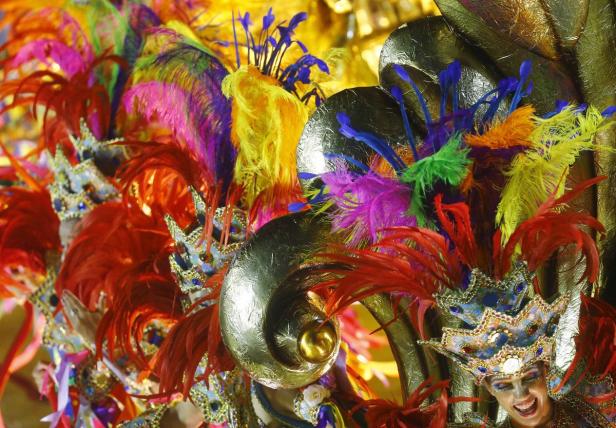 Detailaufnahme von farbenprächtigen Kostümen und Kopfschmuck beim Karneval in Rio.