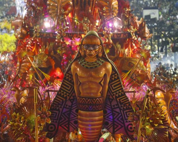 Eine aufwändige Karnevalsparade mit einer Figur in traditioneller Stammeskleidung.