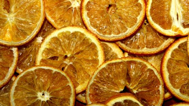 Nahaufnahme von getrockneten Orangenscheiben.