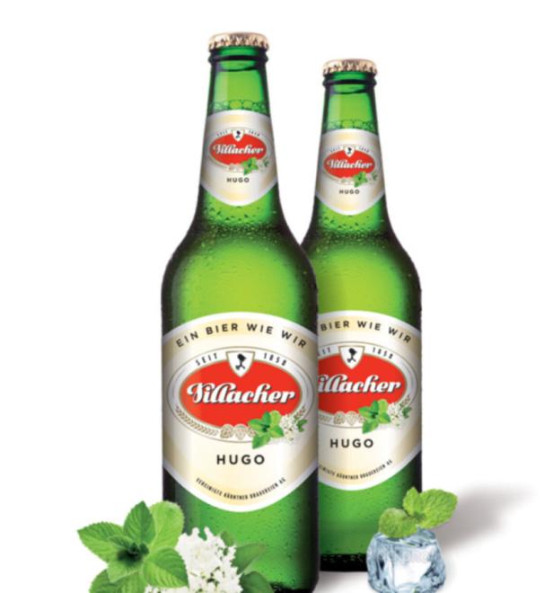 Zwei Flaschen Villacher Hugo Bier mit Minze und Eiswürfel im Vordergrund.