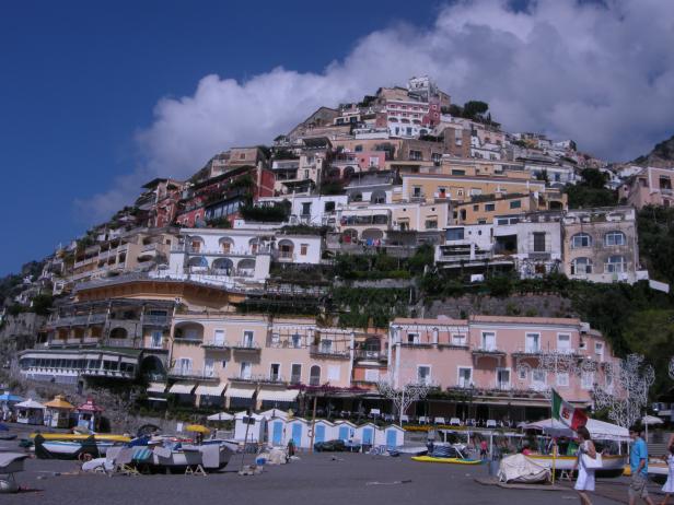 Blick auf die bunten Häuser von Positano, die einen Hügel hinauf gebaut wurden.