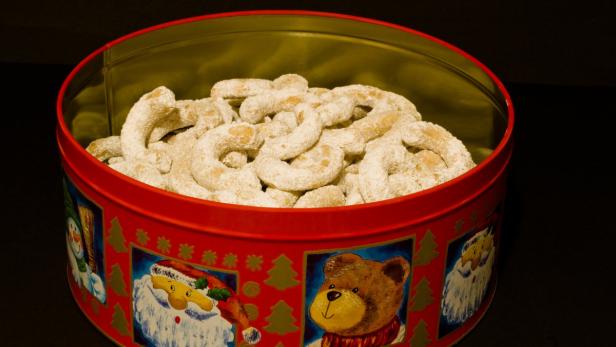 Eine Dose mit Vanillekipferl, traditionellem Weihnachtsgebäck.