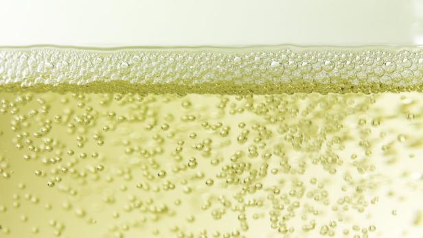 Nahaufnahme von gelblichen Bläschen in einer Flüssigkeit.