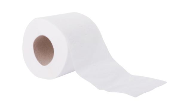 Eine Rolle weißes Toilettenpapier vor einem weißen Hintergrund.