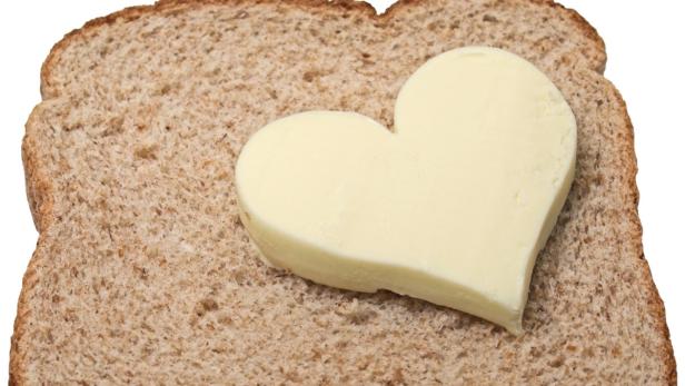 Ein Stück Brot mit einem herzförmigen Stück Butter darauf.