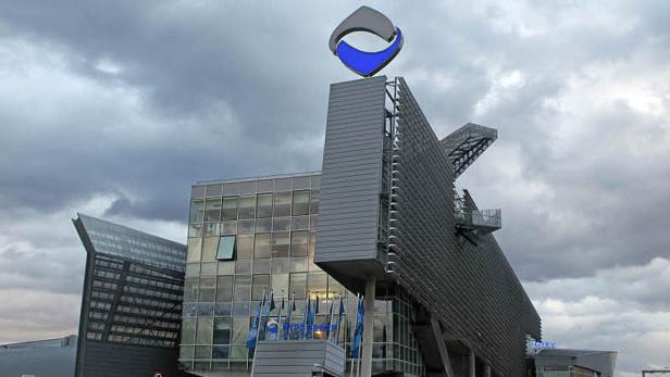 Das Hauptgebäude von Wuppertal Bewegung unter einem bewölkten Himmel.