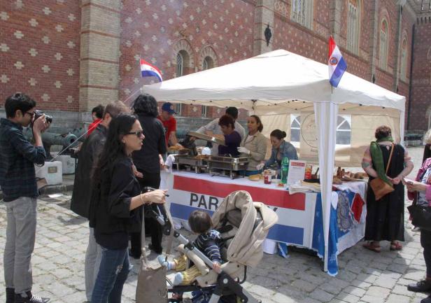 Ein Verkaufsstand mit paraguayischer Flagge und mehreren Personen davor.