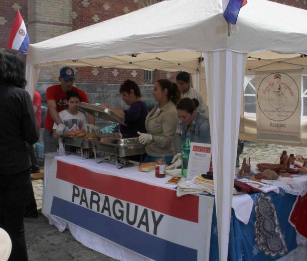 Ein Stand mit paraguayischen Spezialitäten auf einem Markt.